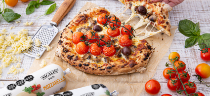 Pizza Rústica con Cherry, Hongos, Pesto de Rucula y Mozzarella